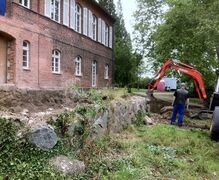 Abtragen der alten historischen Terrasse Die Rekonstruktion sieht eine neugestaltete Terrasse mit mehr Lichteinwirkungen in das Gutshausinnere vor. Die alte Terrasse muss leider diesem neuen hohen Anspruch weichen.