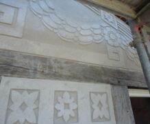 The exterior plaster decoration of 1906 in art nouveau style is restored