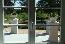 Blick auf die Terrasse und den Park des Schlosses