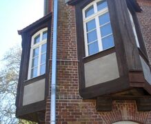 Die Erker an der Gutshausfassade. Die Fachwerkerker an der Gutshausfassade. Entscheidend für einen historisch erhaltenen Gesamtausdruck des 1906 nach dem Baustil der Reformarchitektur rekonstruierten Gutshauses sind die Erker an den Randseiten der Fassade
