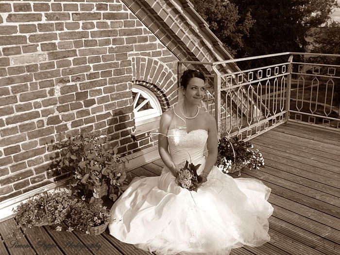 Braut auf der Terrasse des Schloss Pütnitz